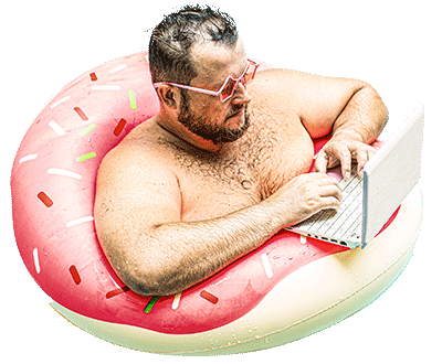 Lustiger Mann mit Schwimmring und Laptop liest Mailingideen-Newsletter im Pool